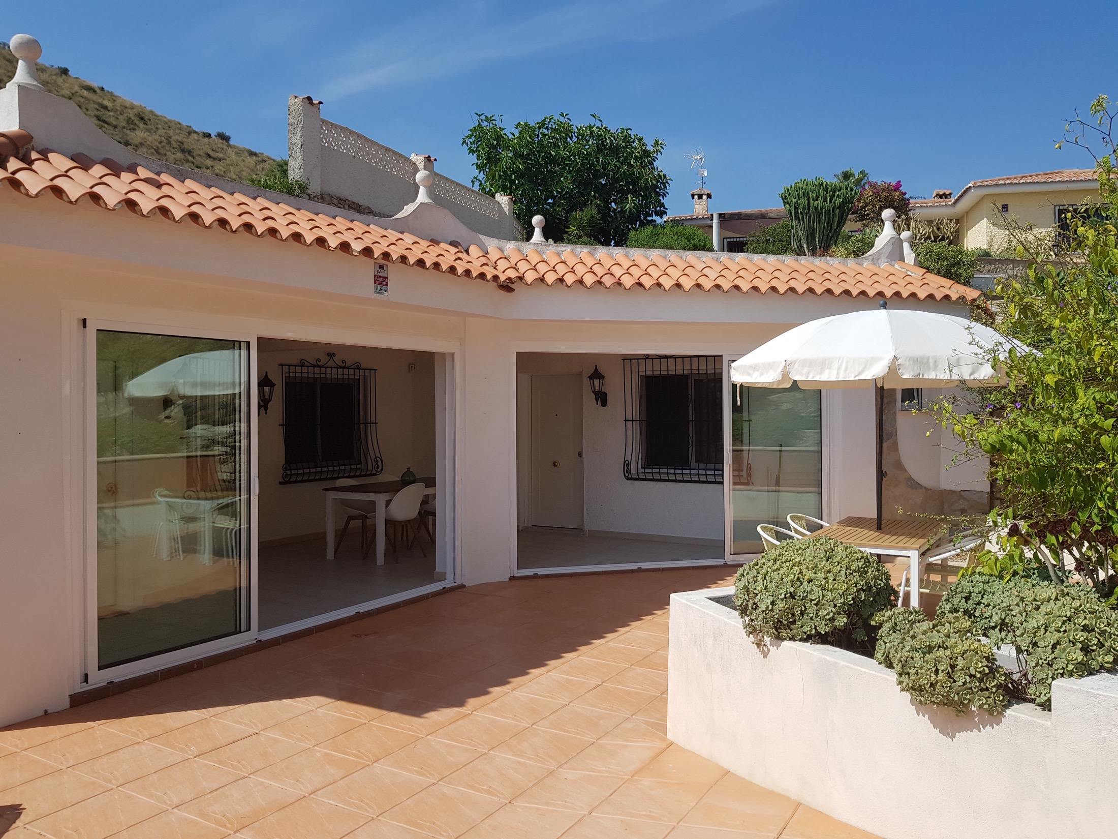 Zonnige zelfstandige woning met ruim terras en mediterrane beplanting