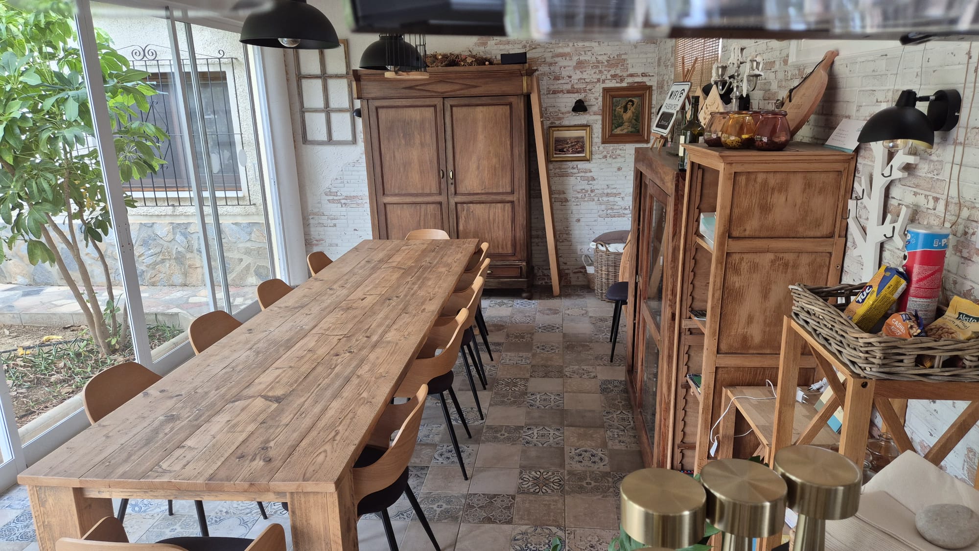 Lichte eetruimte met witte muren en houten meubelen