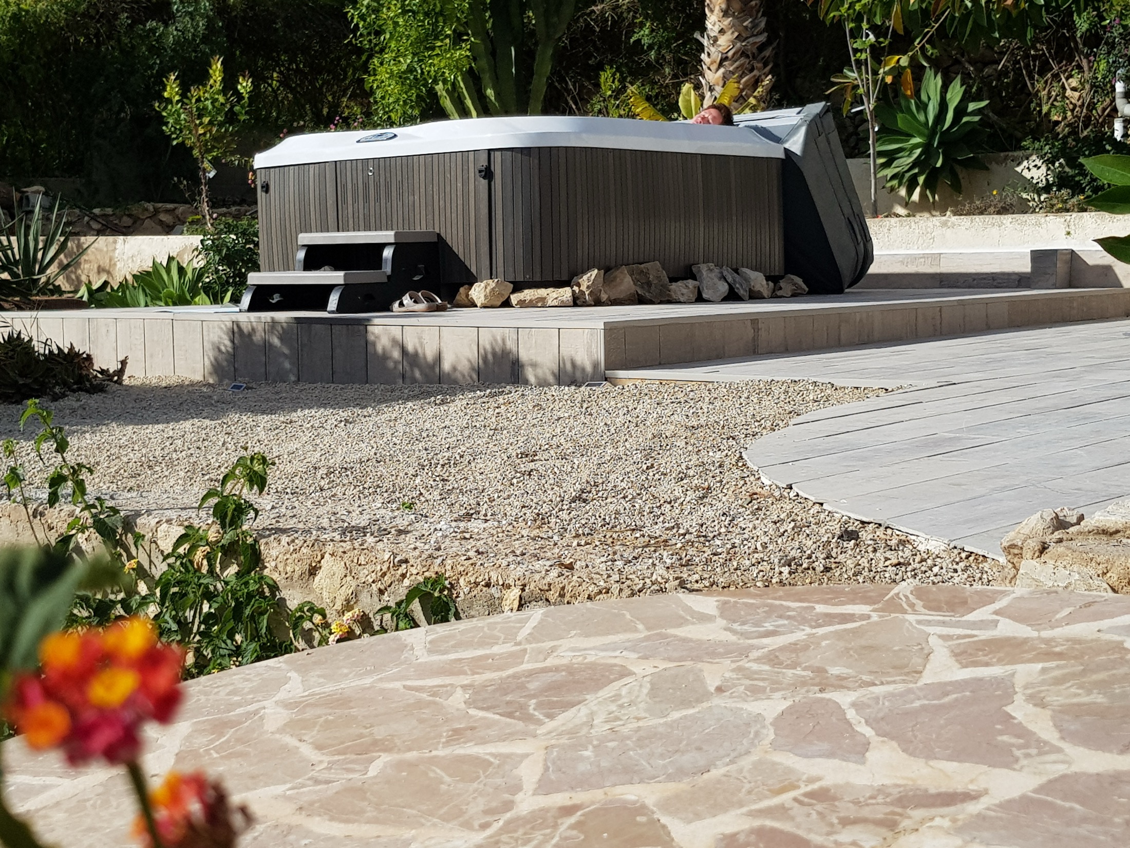 Jacuzzi tussen palmen en mediterrane beplanting
