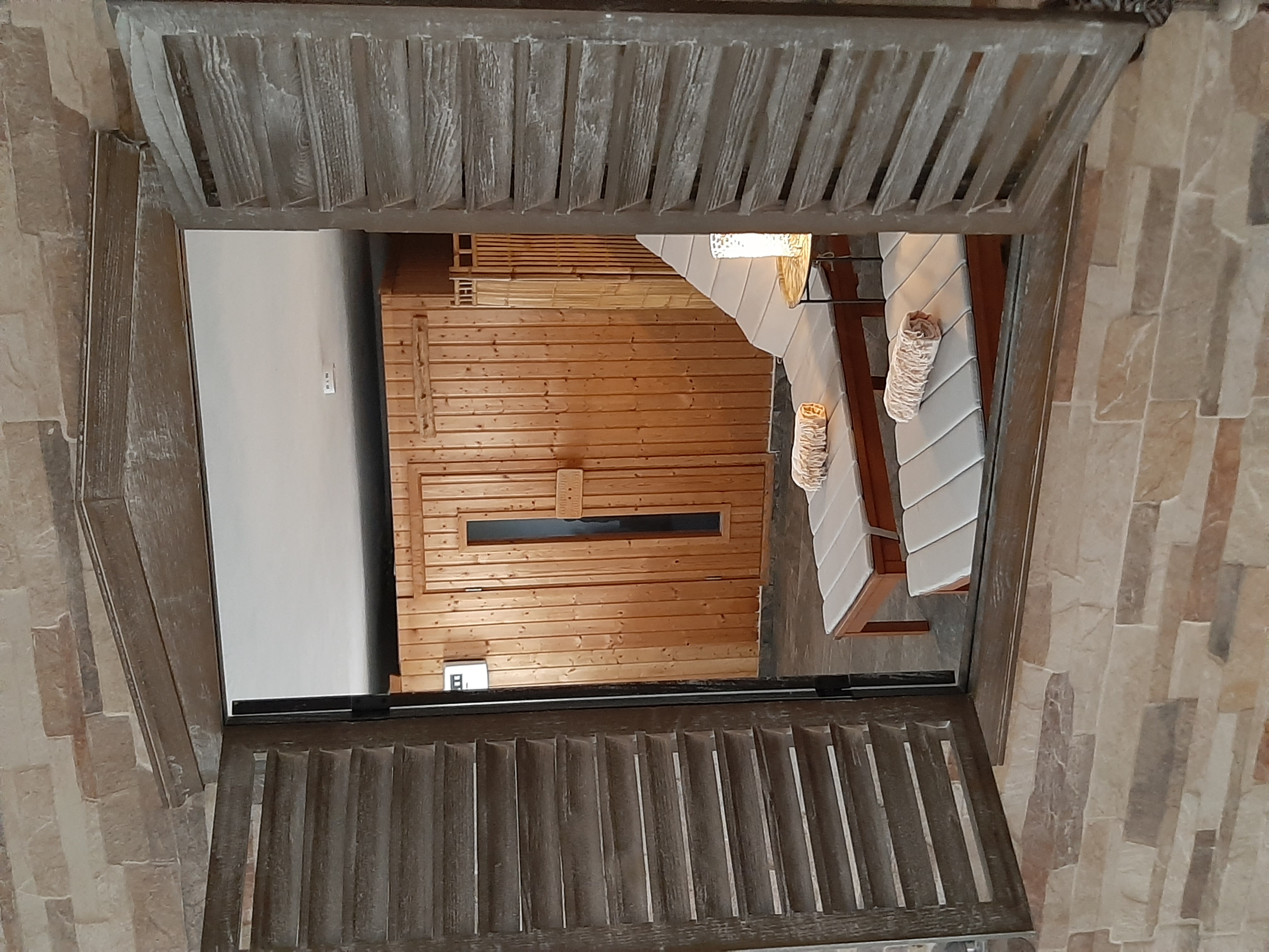 Houten sauna met banken en warme verlichting